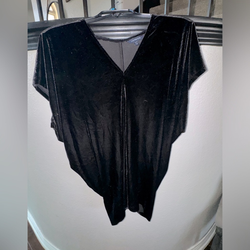 Black velvet top in 14/16, super soft short sleeve v neck dressy top